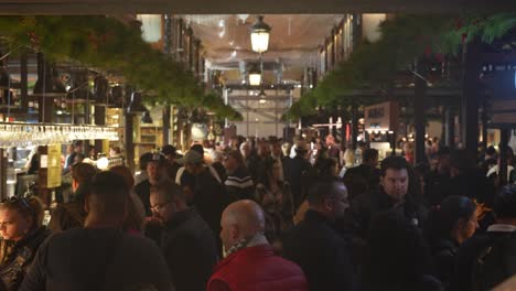 Concurrido-Mercado-Navideño.-Gente-Buscando-Regalos