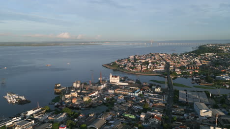 Luftvideo-über-Der-Stadt-Manaus,-Brasilien-Während-Des-Sonnenaufgangs,-Das-Den-Amazonas-Im-Hintergrund-Zeigt