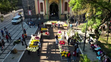 Organización-De-Un-Grupo-De-Personas-Armando-Una-Estructura-Floral-Gigante-En-La-Catedral-De-Iztapalapa,-Al-Sur-De-La-Cdmx,-Día-De-Muertos---Disparo-De-Drone