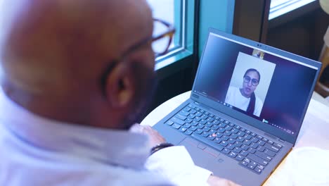 Un-Hombre-Negro-Afroamericano-Está-Teniendo-Una-Videoconferencia-Con-Una-Mujer-En-Una-Oficina