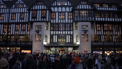 In-Zeitlupe-Stehen-In-Der-Abenddämmerung-Scharen-Von-Weihnachtskäufern-Vor-Dem-Berühmten-Liberty-Kaufhaus-In-Der-Nähe-Der-Regent-Street-Schlange