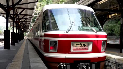 Tren-Koya-Expreso-Limitado-Esperando-En-La-Estación-Gokurakubashi-En-Koyasan