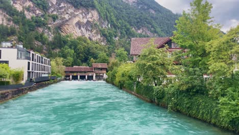 Interlaken,-Suiza,-Turismo-De-Inmersión,-Ciudad-Turística-En-El-Valle-De-La-Montaña,-Europa,-Caminar,-Día-Lluvioso,-4k-|-Mirando-A-Su-Alrededor,-Tembloroso,-Agua,-Río,-Lago,-Restaurante,-Las-Flores,-Molino,-Puente,-Banco