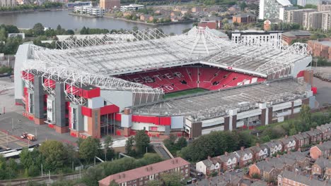 Vista-Por-Drones-Del-Estadio-Old-Trafford,-Hogar-Del-Legendario-Manchester-United-F.