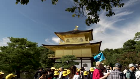 Turistas-Caminando-Por-El-Edificio-Del-Pabellón-Dorado-En-Kyoto