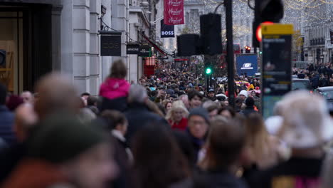 En-Cámara-Lenta,-Miles-De-Personas-Caminan-Por-Regent-Street-Durante-Las-Compras-Navideñas.