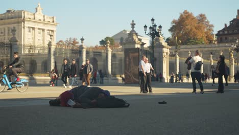 Homeless-person-sleeps-in-front-of-the-royal-palace