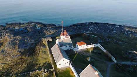 Toma-De-Drone-Del-Faro-De-Las-Lenguas,-Faro-En-La-Costa-De-Rogaland,-Noruega