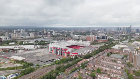 Vista-Aérea-Panorámica-Del-Icónico-Estadio-De-Fútbol-De-Old-Trafford-En-La-Ciudad-De-Manchester.