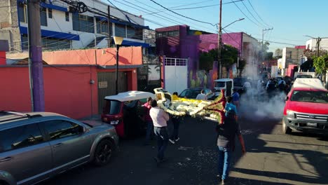 Einrichtung-Einer-Prozession-Zum-Tag-Der-Toten-In-Iztapalapa,-Südlich-Von-CDMX,-Wobei-Ein-Alter-Mann-Feuerwerkskörper-Wirft