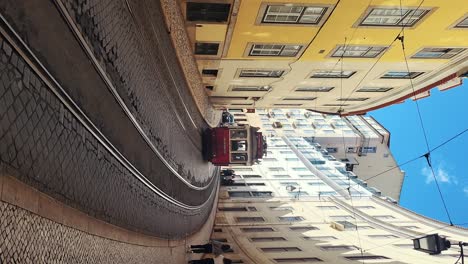 01-De-Diciembre-De-2023-Lisabon,-Portugal:-Tranvía-En-Una-Calle-Con-Casas-Coloridas-Decoradas-En-época-Navideña