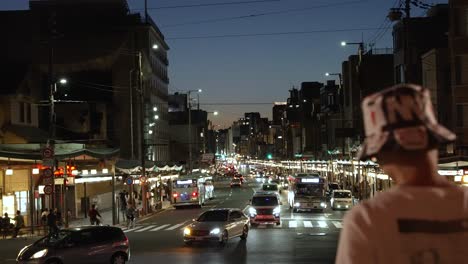 Tráfico-Nocturno-A-Lo-Largo-De-La-Calle-Shijo-Dori-En-Gion-Por-La-Noche-Visto-Desde-El-Santuario-Yasaka-En-Kioto