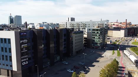 Bürogebäude-Mit-Firmenlogos-In-Der-Stadt-Tallinn,-Luftaufnahme
