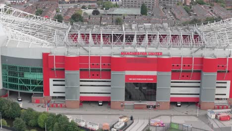 Toma-Aérea-De-La-Entrada-Exterior-Del-Estadio-De-Fútbol-De-Old-Trafford.