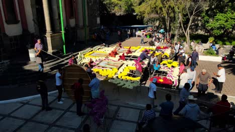 Armado-De-Rompecabezas-De-Flores-En-Conmemoración-Del-Día-De-Muertos-En-La-Catedral-De-Iztapalapa,-Cdmx,-México