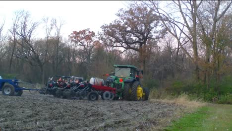 Landwirt-Versprüht-Wasserfreies-Ammoniak,-Um-Sicherzustellen,-Dass-Stickstoff-Im-Boden-Vorhanden-Ist,-Um-Bessere-Wurzelsysteme-Und-Damit-Bessere-Ernteerträge-Zu-Fördern