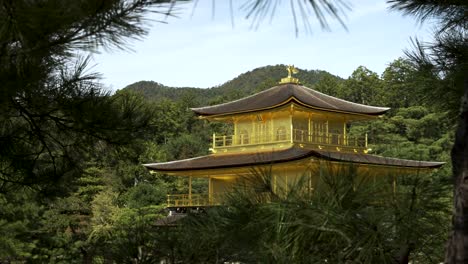 Templo-Kinkakuji-Visto-A-Través-De-Las-Ramas-De-Los-árboles.-Tiro-De-Establecimiento