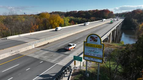 Maryland-Le-Da-La-Bienvenida-Al-Cartel-Estatal-A-Lo-Largo-Del-Puente-Sobre-El-Río-Potomac