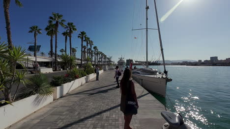 Gente-En-El-Paseo-Marítimo-En-Un-Día-Soleado-De-Verano-En-Málaga,-España