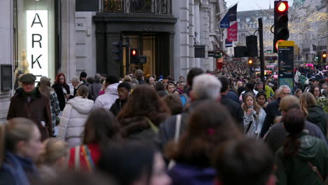 En-Cámara-Lenta,-Miles-De-Compradores-Navideños-Caminan-Por-Regent-Street-Vestidos-Con-Ropa-De-Invierno.