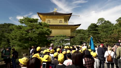 Escenas-De-Hacinamiento-Con-Escolares-Que-Visitan-El-Templo-Kinkakuji-En-Kyoto