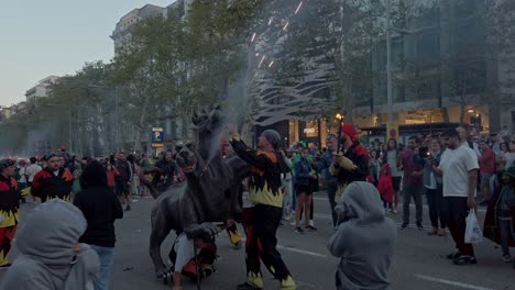 Traditionelle-Pyrotechnische-Feier-In-Barcelona,-Katalonien-–-Correfoc-De-La-Merc?