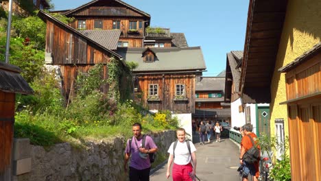 Paar-Geht-In-Der-Hauptstraße-Von-Hallstatt-Spazieren