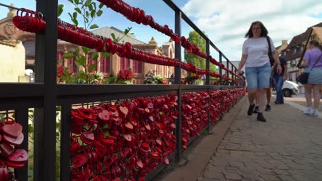 La-Gente-Pasa-Por-El-Puente-Que-Está-Cubierto-Con-Candados-En-Forma-De-Corazón-En-El-Distrito-De-Pescaderías-De-Colmar.