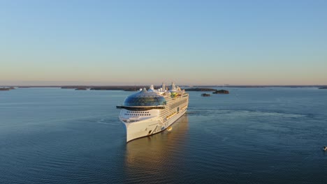 Das-Größte-Kreuzfahrtschiff-Der-Welt,-Ikone-Der-Meere,-Während-Der-Zweiten-Probefahrt-Im-Finnischen-Archipel-Im-Morgengrauen