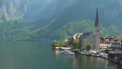 Majestätischer-Und-Malerischer-Ort-Hallstatt-Mit-Menschen,-Die-Im-See-Schwimmen