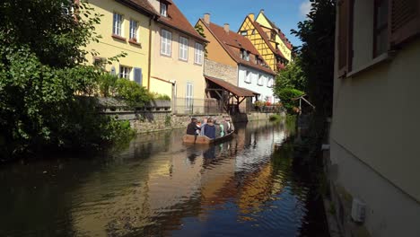 Los-Turistas-Toman-Un-Paseo-En-Barco-Por-El-Canal-De-Agua-En-El-Distrito-De-Pescaderías-De-Colmar.