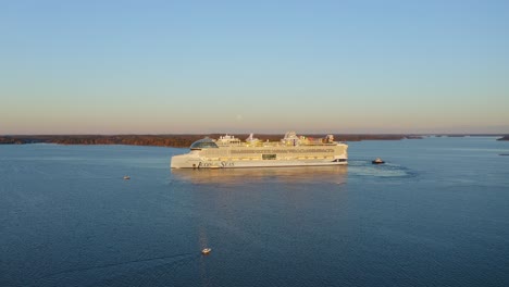 Das-Größte-Kreuzfahrtschiff-Der-Welt,-Ikone-Der-Meere,-Während-Der-Zweiten-Probefahrt-Im-Finnischen-Archipel-Im-Morgengrauen