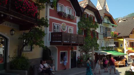 Touristen-Ruhen-Sich-Aus-Und-Verstecken-Sich-Im-Schatten-Des-Dorfes-Hallstatt