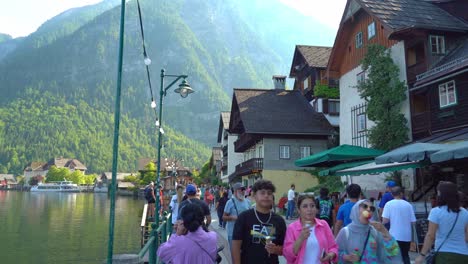 Junge-Leute-Laufen-Im-Dorf-Hallstatt-Herum