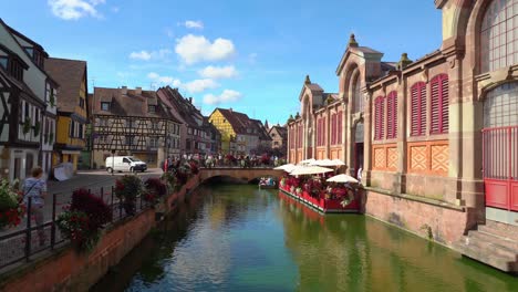 El-Sol-Brilla-En-El-Mercado-Cubierto-En-El-Distrito-De-Pescaderías-De-La-Ciudad-De-Colmar.