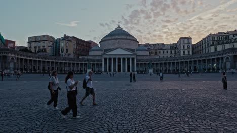 Piazza-Del-Plebiscito-Al-Anochecer,-Nápoles