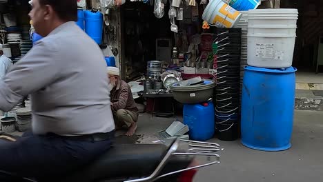 Un-Comerciante-Vende-Utensilios-Domésticos-Diarios-útiles-En-Una-Tienda-Antigua