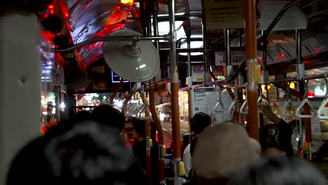 Innenansicht-Des-Geschäftigen-Lokalen-Kyoto-Busses-Bei-Nacht