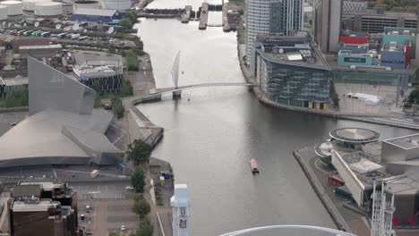 Puente-Del-Milenio-Y-Puente-Peatonal-De-Media-City-Sobre-El-Canal-De-Navegación-De-Manchester,-Antena