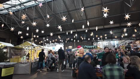 POV-Spaziergang-Durch-Vorbeifahrende-Menschen-Auf-Dem-Canopy-Markt-Während-Der-Weihnachtszeit-Im-Dezember-In-Kings-Cross,-London