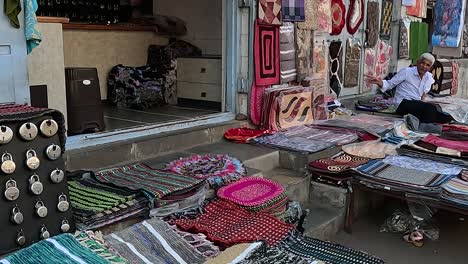 La-Gente-Está-Comprando-Artículos-De-Decoración-Del-Hogar-En-Un-Mercado-Callejero-Indio.