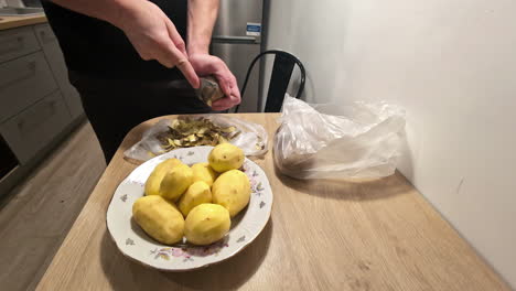 Pealing-potatoes-in-a-plate,-ready-for-cooking