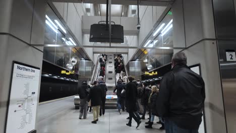 Los-Viajeros-Salen-De-La-Central-Eléctrica-De-Battersea-A-Través-De-Escaleras-Mecánicas-Subterráneas.