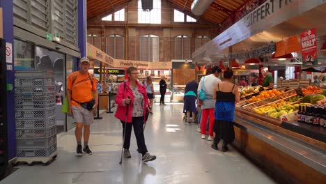 Ubicado-Cerca-De-La-Pequeña-Venecia,-El-Marché-Couvert-Colmar-Alberga-Numerosos-Puestos-Que-Venden-Productos-Locales.