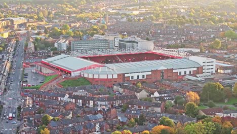 Amplia-Antena-En-Ascenso-Del-Estadio-De-Fútbol-Bramall-Lane-En-Sheffield,-Reino-Unido