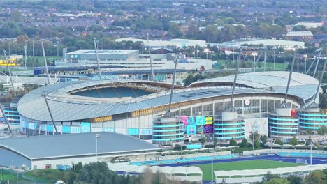 Panorámica-Aérea-Del-Estadio-Etihad,-Estadio-De-Fútbol-Local-De-La-Ciudad-De-Manchester,-Reino-Unido.