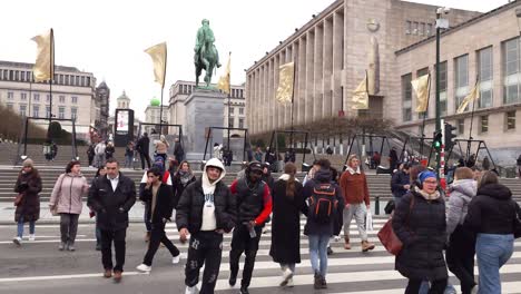 Eine-Vielfältige-Gruppe-Von-Menschen,-Die-Den-Zebrastreifen-Der-Stadt-Am-Mont-Des-Arts-In-Brüssel,-Belgien,-Nutzen