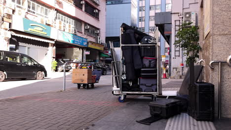 Peoples-walking-on-the-streets-of-Hong-Kong,-China