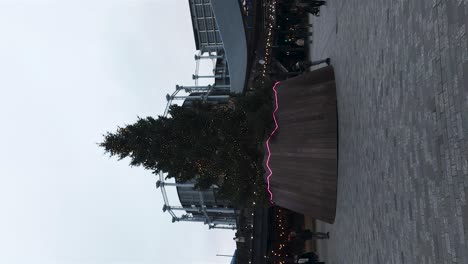 Árbol-De-Navidad-Festivo-En-El-Patio-De-Gotas-De-Carbón-En-Kings-Cross,-Londres