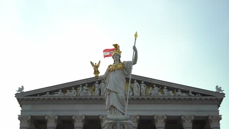 Vogel-Fliegt-An-Der-Brunnenstatue-In-Der-Nähe-Des-österreichischen-Parlaments-Vorbei